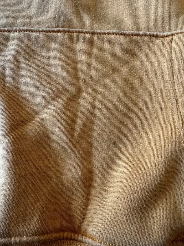 Sweat Tommy jeans couleur moutarde, bon état mais petite trace, taille XS - photo numéro 4