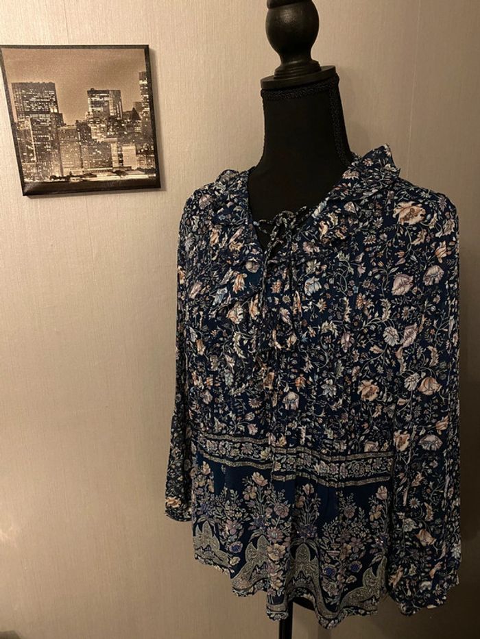 Haut en voile imprimé floral bleu foncé