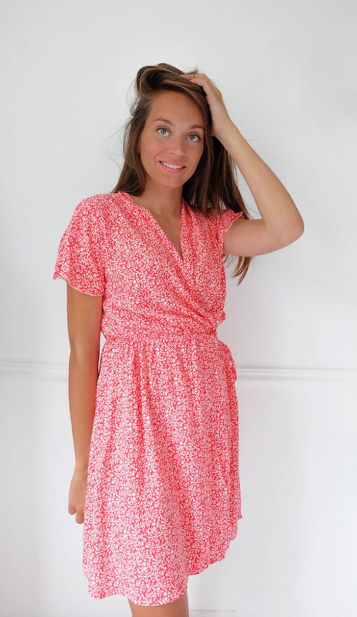 🌟 Robe rouge et blanche à fleurs