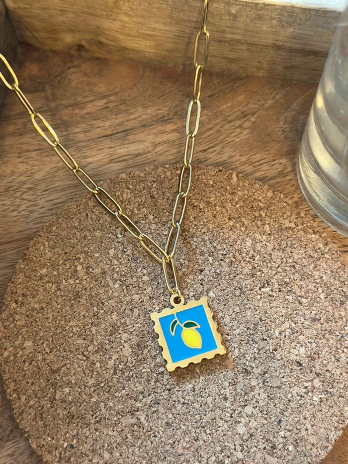 Collier chaîne dorée acier inoxydable – pendentif citron coloré