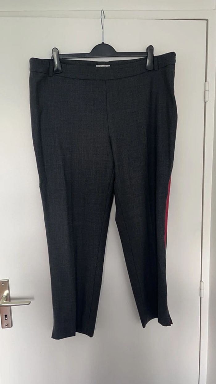 Pantalon droit a pince gris à bandes latérales rouges Weill - photo numéro 2