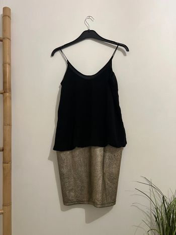 Robe noire et dorée
