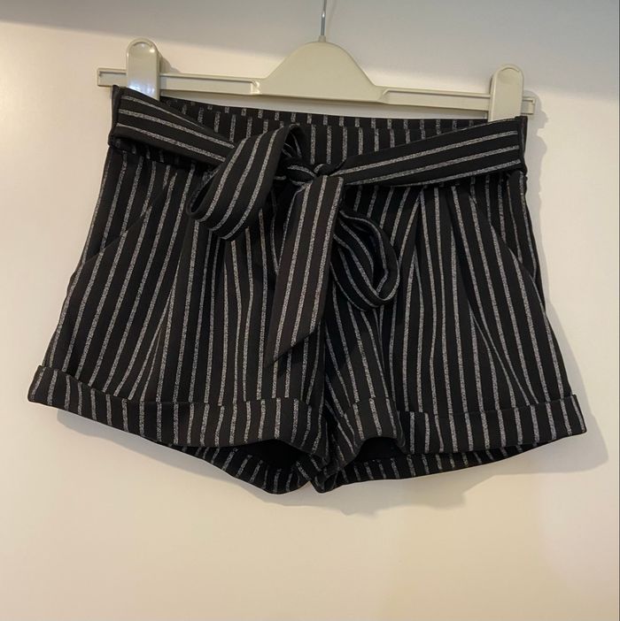 Short noir à rayures avec ceinture - photo numéro 1