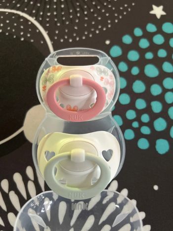 Tétines avec boîte de stérilisation