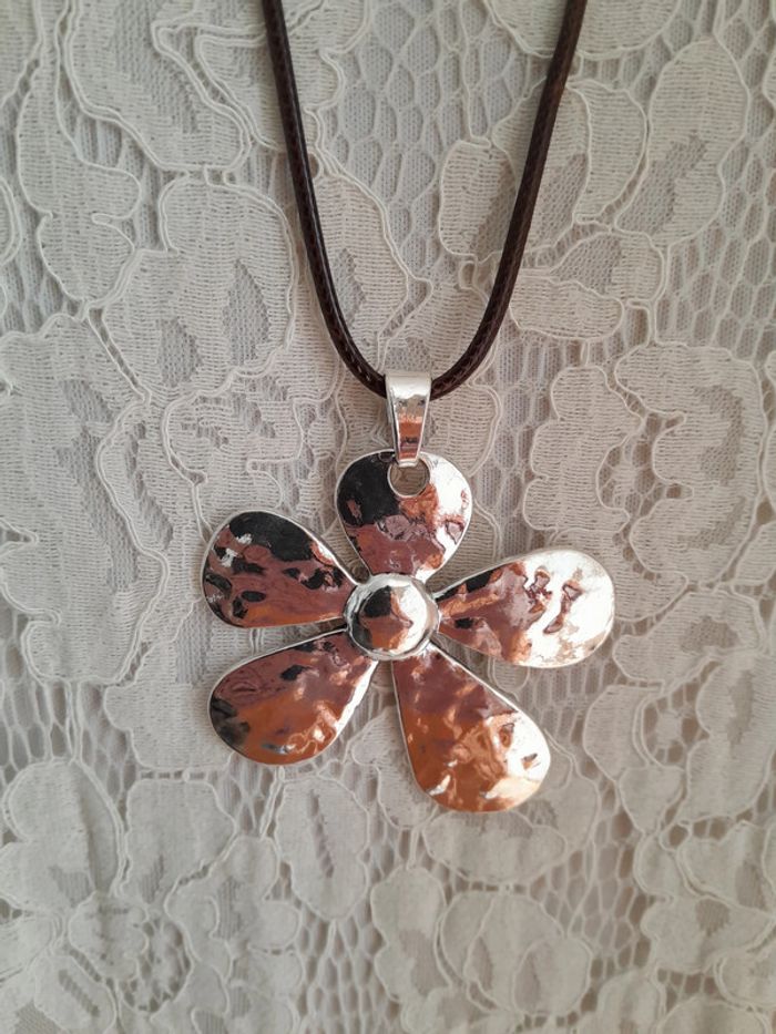 Long collier/cordon avec fleur, argenté, style Bohème - photo numéro 2