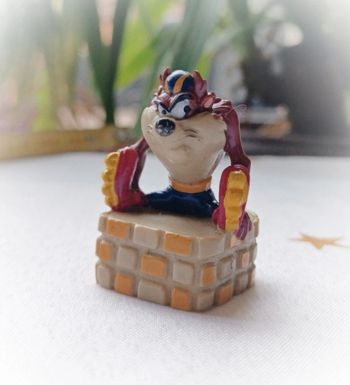 Petite small miniature figurine Looney Tunes toons Taz roller skating Warner assis mur wall sit