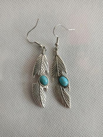 Boucles d'oreilles plume avec perle bleue