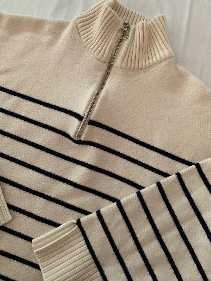 Pull rayé beige et bleu