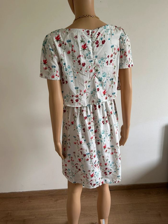 Robe blanche et fleurie à manches courtes Naf Naf taille 38 jamais portée - photo numéro 8