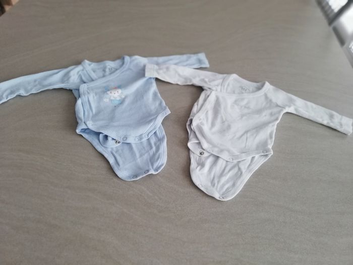 Lot fille 4 bodys et un bonnet 1 mois - photo numéro 2
