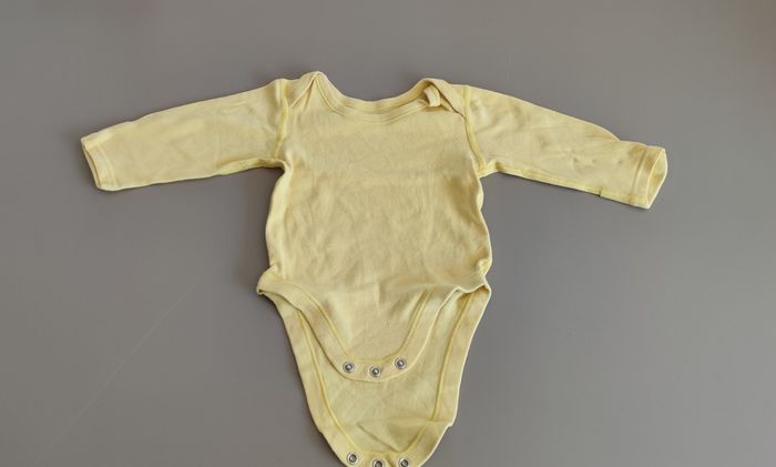 Lot 3 bodys 6 mois bébé 🧡💛❤️ Bodies 6 mois - photo numéro 8