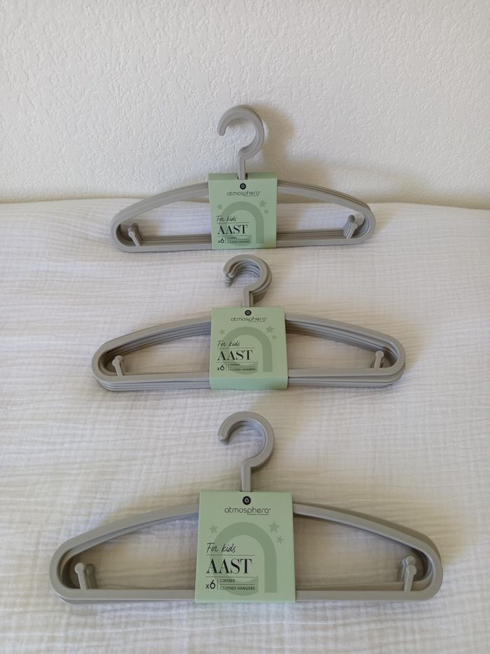Lot de 18 cintres bébé / enfant neufs