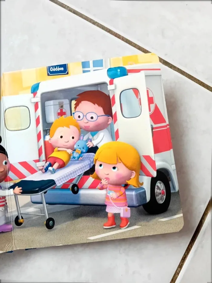 Livre p'tit garçon l'ambulance de Maxence - photo numéro 3