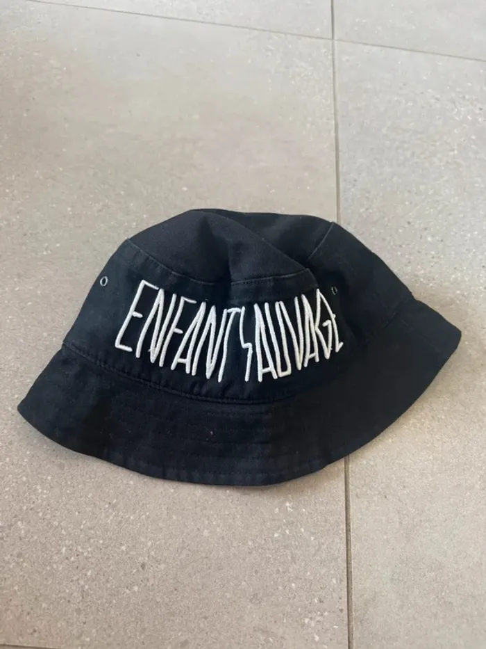 Bob noir Enfant Sauvage, taille unique, très bon état,
