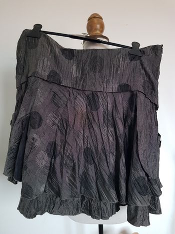 Jupe courte volant, aspect froissé satiné marron, tour taille 88cm longueur 51cm, Patrice Bréal, T44