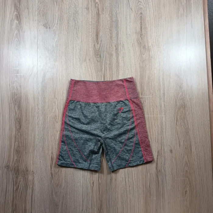 Short gymshark femme gris rose M