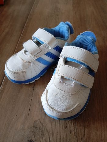 Baskets taille 19
