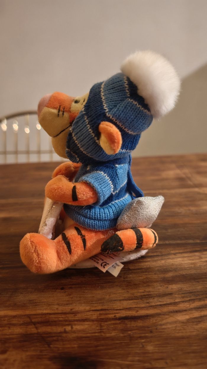 Peluche Tigrou de Winnie l'Ourson sur luge, vêtue d'une tenue d'hiver 15 cm - photo numéro 3