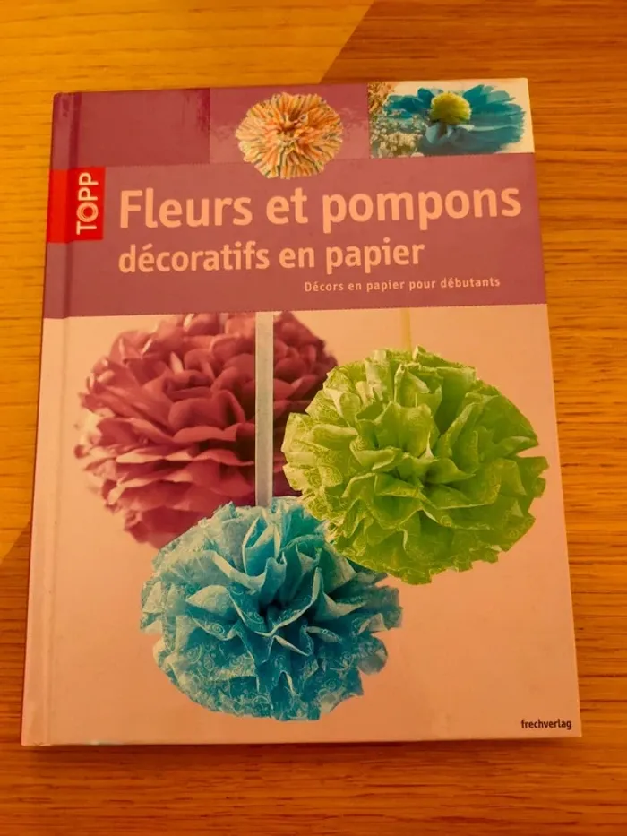 Fleurs et pompons décoratifs en papier