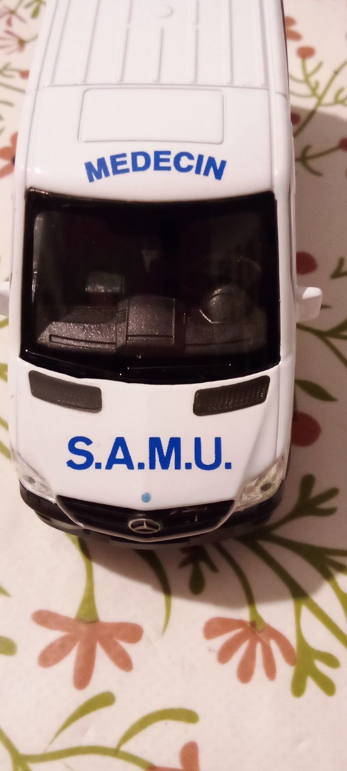 Miniature 1. 43 Ambulance - photo numéro 2