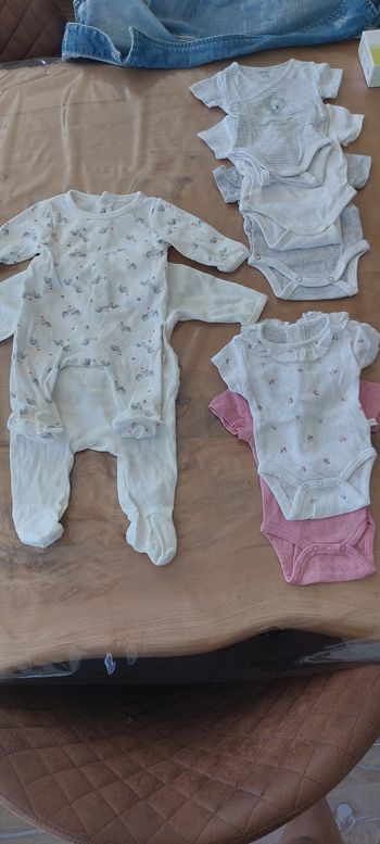Lot pyjamas et bodies 1 mois