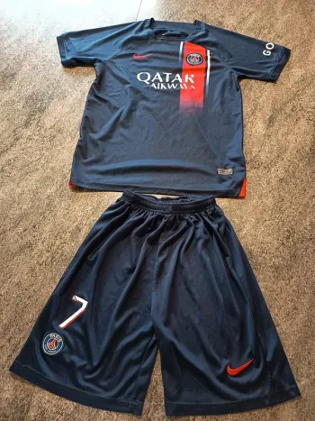 Ensemble enfant maillot + short de foot taille 28 PSG