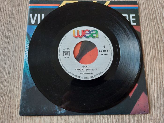 Disque vinyle 45 tours Gold "Ville de lumière" Années 80 - photo numéro 3