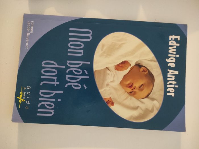 Lot livres maternité, allaitement, sommeil de l'enfant, prénoms - photo numéro 2
