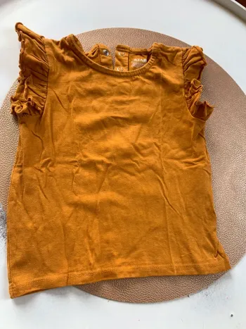 TEE shirt avec volant au manche