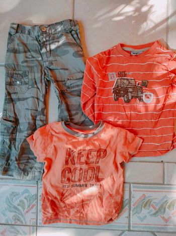 Lot taille 4 ans de 1 pantalon camouflage et 1 tee shirt
