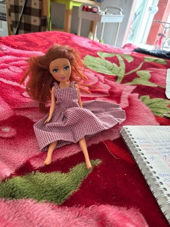 Poupée barbie avec sa tenue d’été