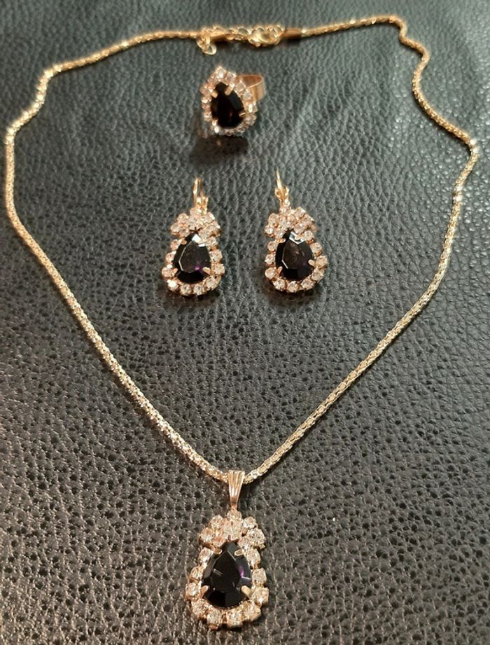 Très jolie parure dorée vintage en strass et pierre noire
