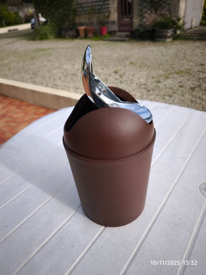 Petite poubelle marron - photo numéro 5
