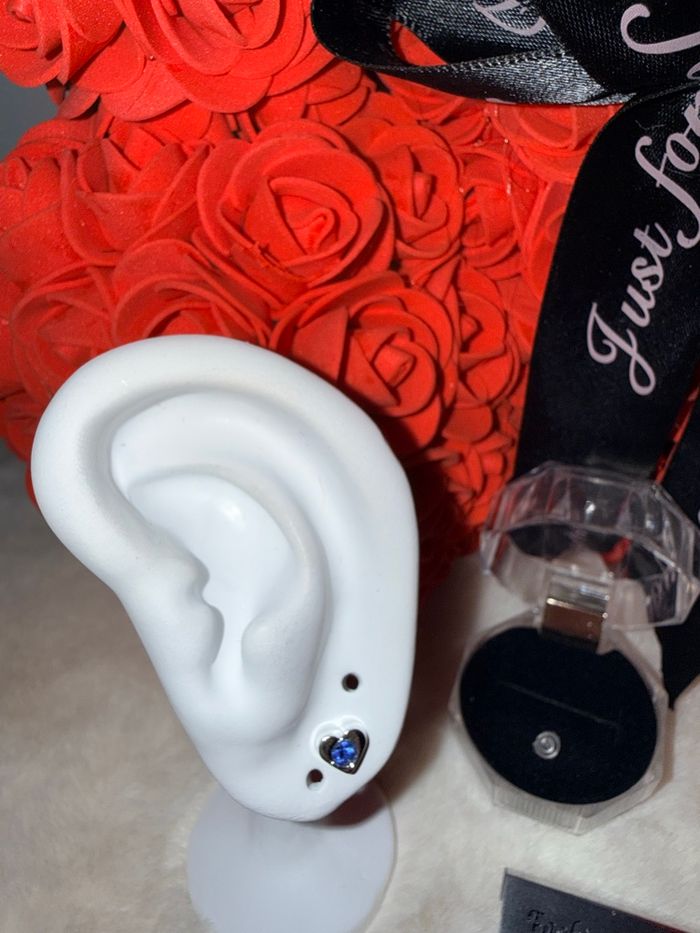 💙 Boucles d’oreilles cœur bleu argenté – Élégance et romantisme 💙