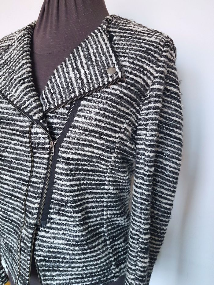 Veste noire et blanche brillante, matière épaisse. Eva Kayan. T42, 47cm aux aisselles, 53cm de haut. - photo numéro 2
