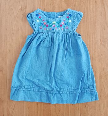 Robe sans manche imitation jean bleu à fleurs multicolores. C&A. Taille 9 / 12 mois. 74 cm