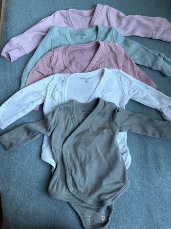 Lot bodies taille 1 mois 