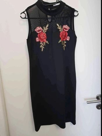 Robe noir  ras  de cou avec  broderie  taille 38