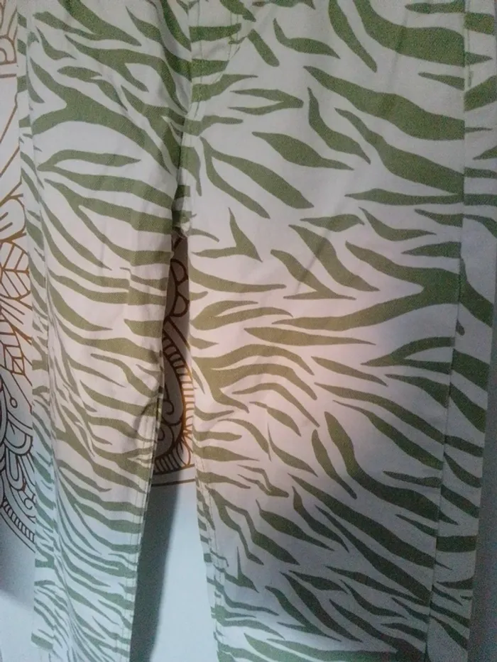 Pantalon Bershka femme taille 34 zébré vert et blanc - photo numéro 4