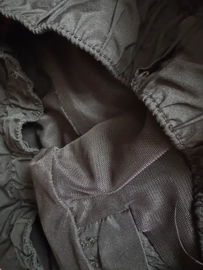 Short sport noir puma taille 40. Il fait un peu brillant. - photo numéro 2