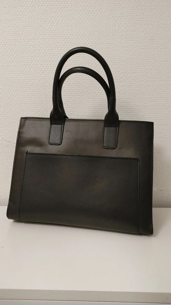 Sac à main rigide minimaliste en cuir et daim noir