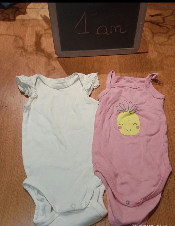 Lot de 2 body taille 1 an en très bon état