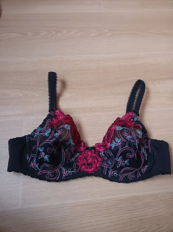 Soutien gorge 95B Triumph  neuf noir en dentelle et avec armature 