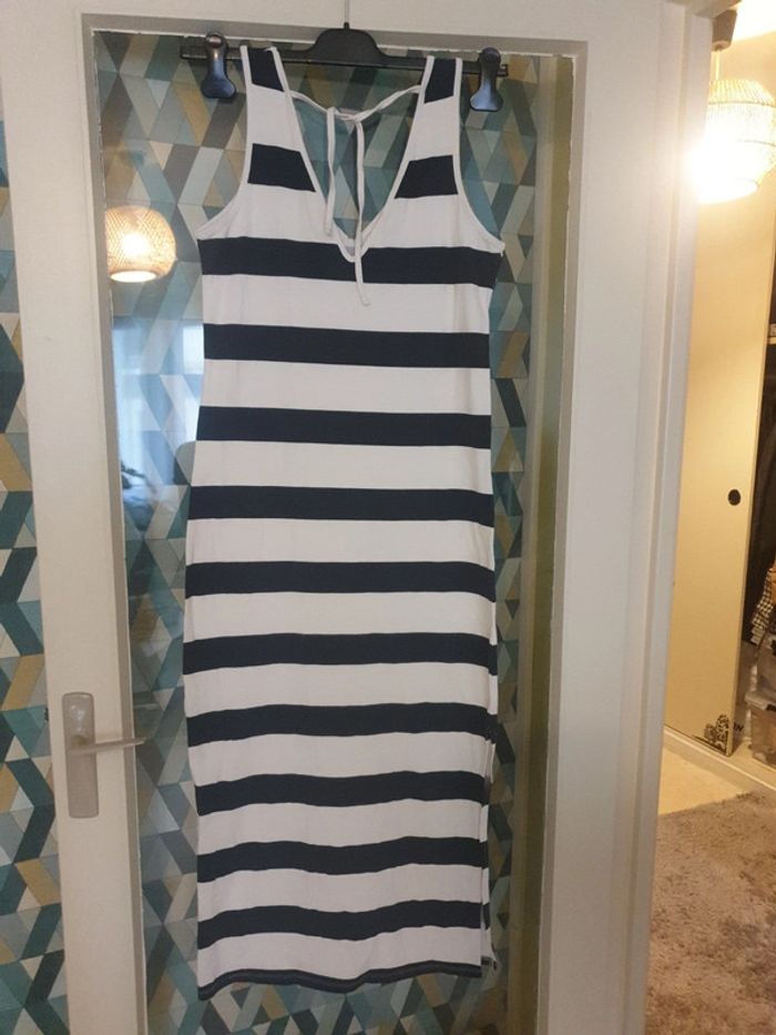 Robe d'été longue à bretelles rayée marine et blanc