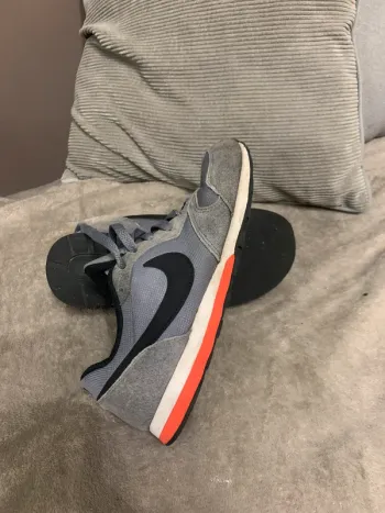 Basket Nike grise taille 38,5