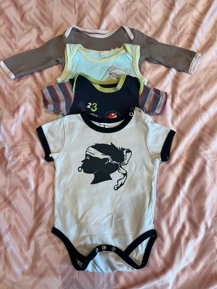 Lot 4 bodies bébé 12 mois
