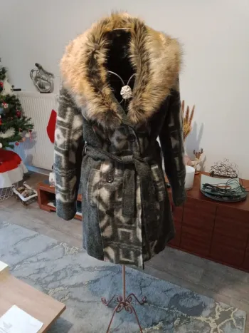 Manteau col en fausse fourrure