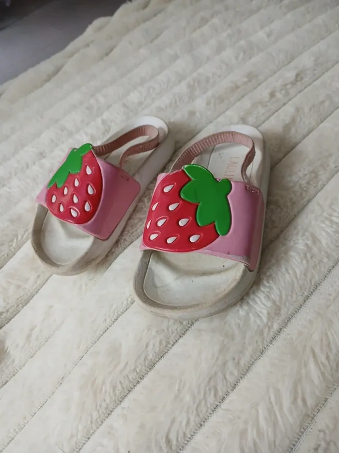 Claquettes piscine fraise