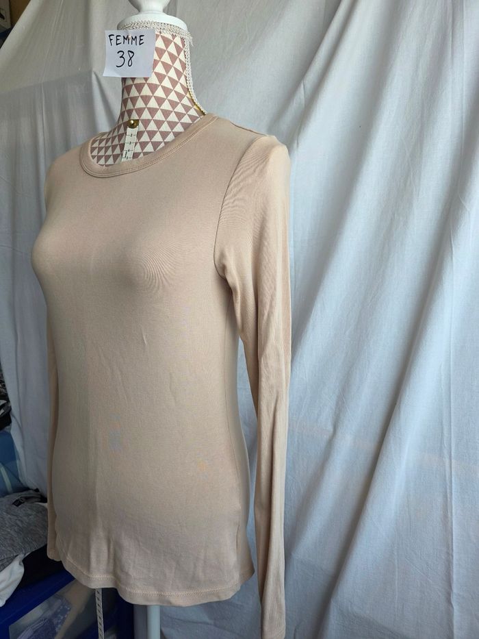 Tee-shirt,beige, en coton &elasthanne, en excellent état, largeur d'épaule 36cm, largeur sous bras 42cm, longueur 63cm, marque H&M =5€ - photo numéro 2