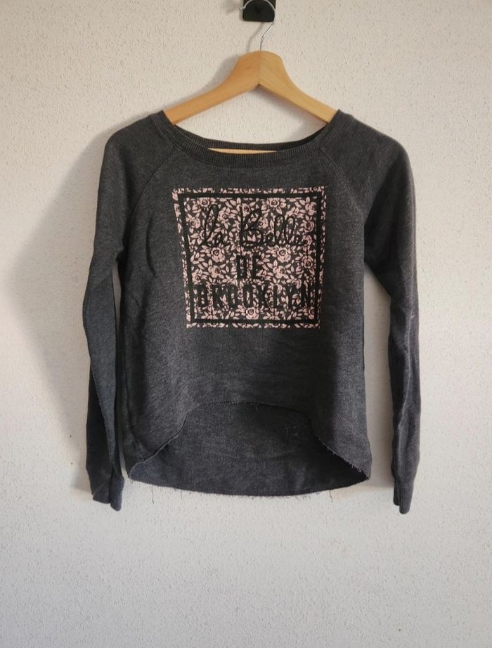 Sweat court gris Jennyfer – Motif rose – Taille XS